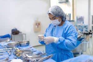 soignante stérilisant des dispositifs médicaux revêtus d'un pvd