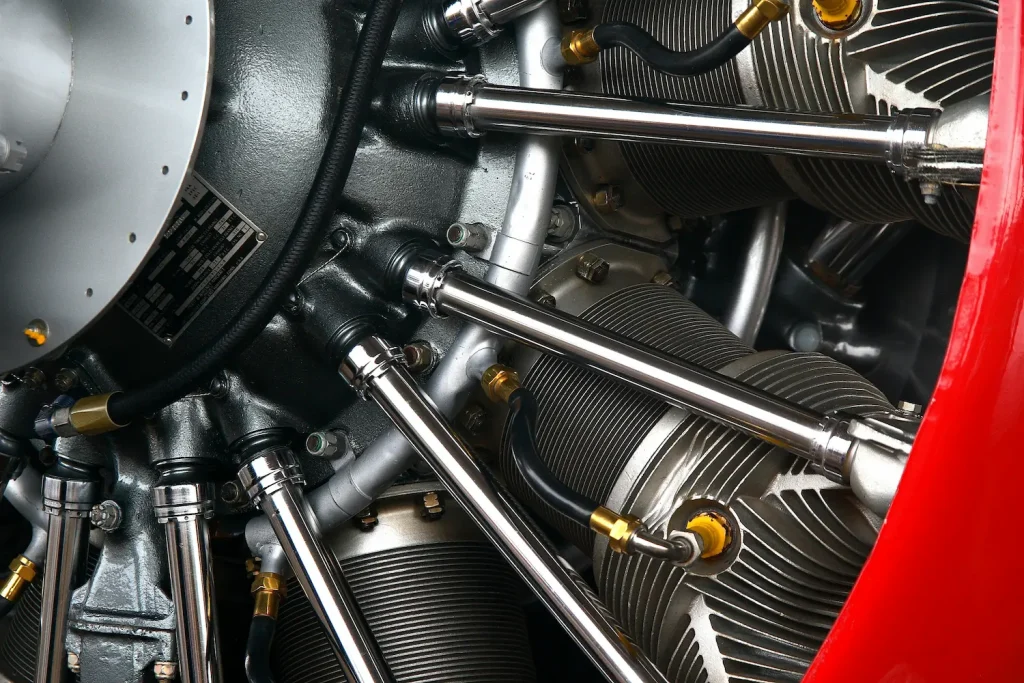 plan serré sur un moteur d'avion illustrant l'importance de la dureté des composants critiques et de sécurité