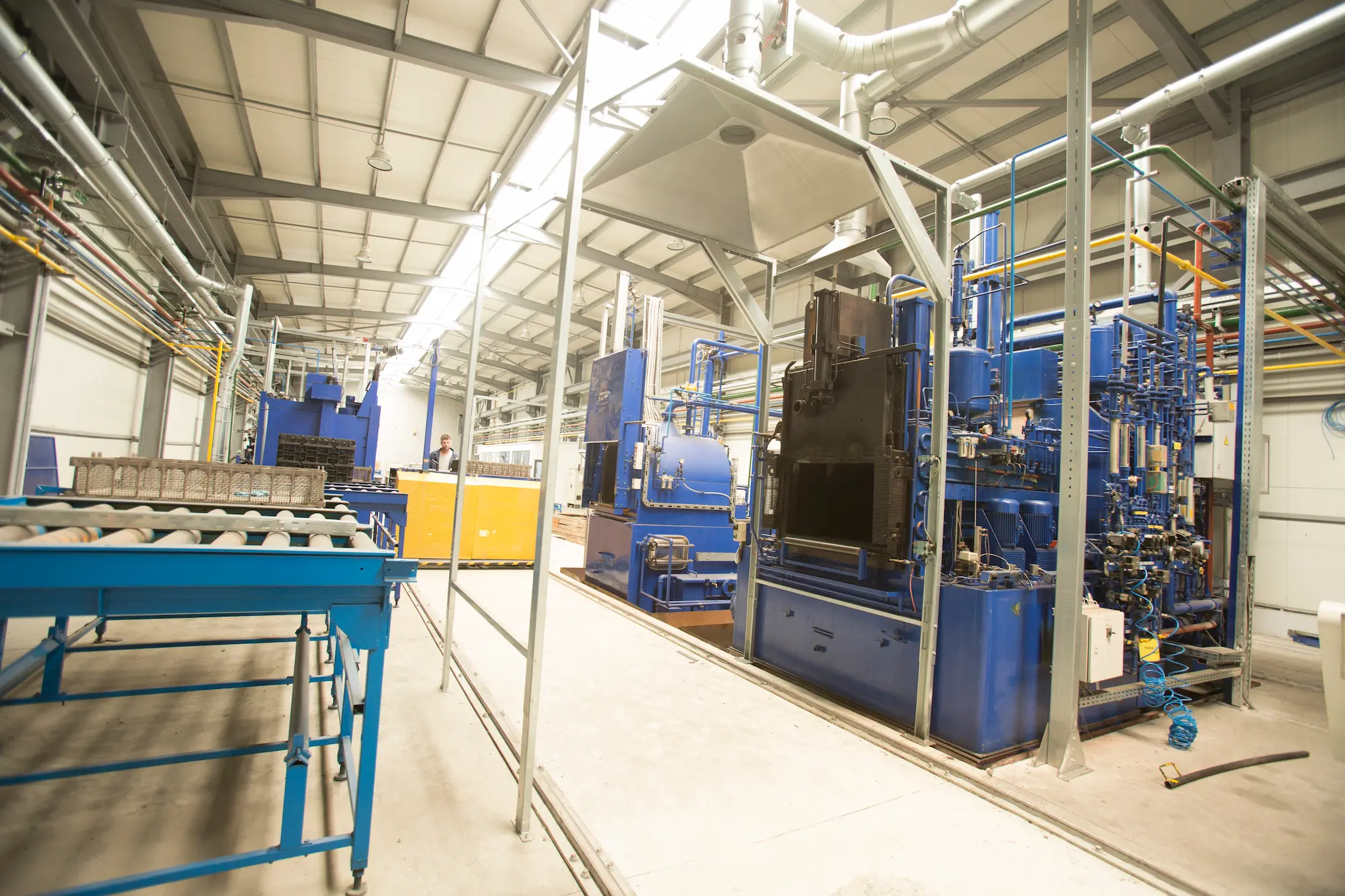 intérieur de l'usine thermi-metalurgica avec plusieurs fours