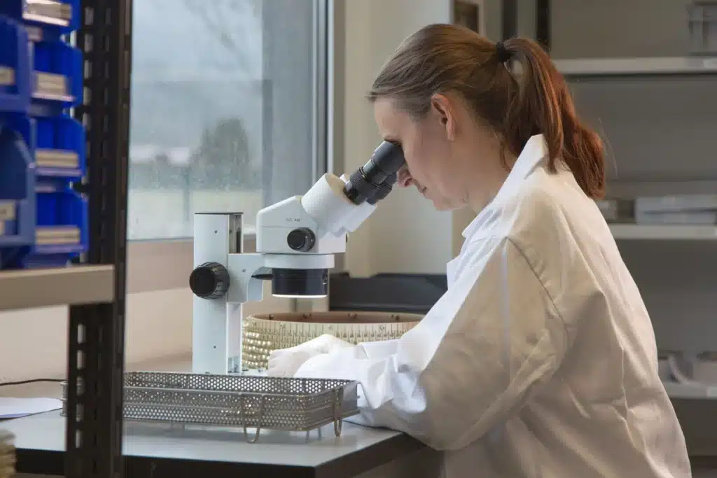 femme regardant dans un microscope