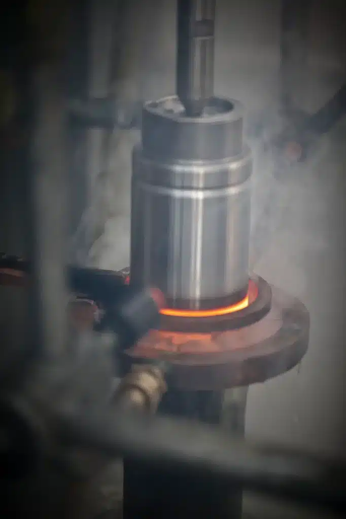 pièce en cours de traitement par induction